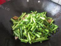 家常菜蒜台炒肉做法图解3)