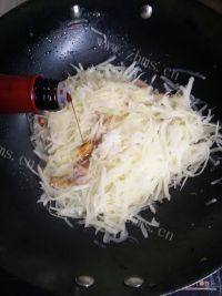 营养丰富的土豆丝炒肉做法图解8)