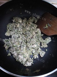 清淡的香椿炒鸡蛋做法图解7)