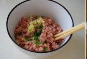 口感极佳的牛肉丸子萝卜汤做法图解1)