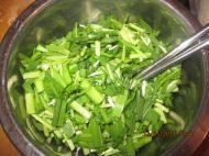 热腾腾的韭菜鸡蛋饼做法图解3)