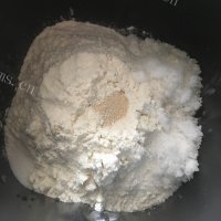 自制蜜豆面包卷做法图解1)