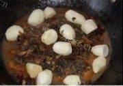 口感极佳的梅干菜芋艿烧做法图解9)