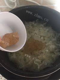 美味的冰糖银耳羹做法图解6)