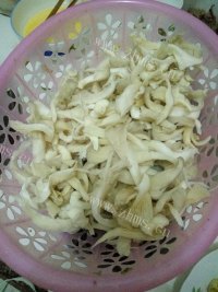 色泽鲜亮的平菇炒肉做法图解2)