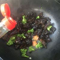 家常菜木耳炒西兰花做法图解14)