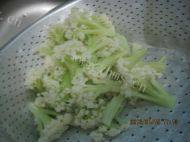 下饭的腊肠炒菜花做法图解1)
