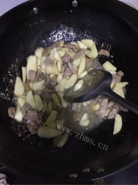 香气浓郁的茭白炒肉片做法图解4)