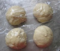 口感极佳的豆沙卷面包做法图解2)