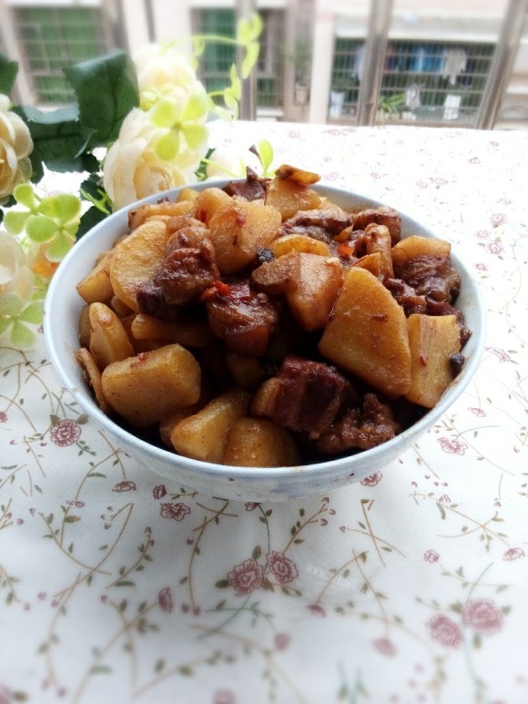 色泽鲜亮的土豆红烧肉