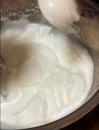 美味的戚风蛋糕做法图解4)