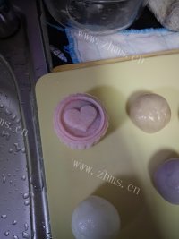 美味的豆沙馅冰皮月饼做法图解8)