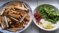 家常菜豆干炒肉丝做法图解1)