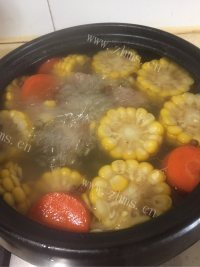 玉米胡萝卜排骨汤做法图解6)