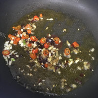 开胃下饭香辣鱼丁炒芸豆做法图解6)