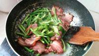 家常菜蒜苔炒腊肉做法图解10)