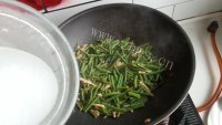 家常菜肉丝炒豇豆做法图解9)