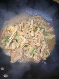 咸甜适中的腐竹炒肉做法图解8)