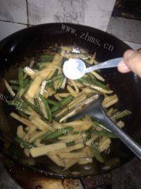 很有食欲的四季豆炒土豆做法图解6)