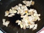 酸豆角炒五花肉做法图解3)