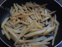 家常菜椒盐土豆条做法图解5)