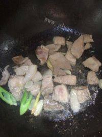 美味的菜椒炒肉做法图解2)