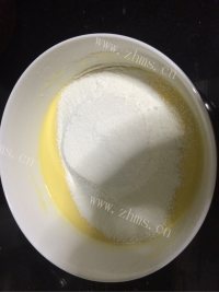 油而不腻的酸奶蛋糕做法图解5)