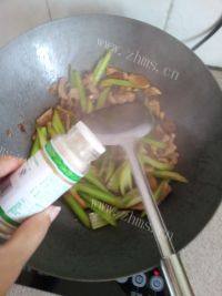甘脆的西芹炒肉做法图解8)