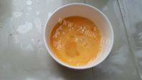 下酒菜鸡蛋炒蒜苗做法图解2)