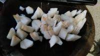 美味的银耳雪梨红枣汤做法图解4)