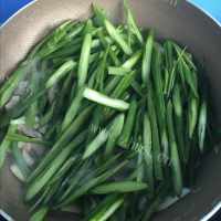 家常菜芹菜炒豆皮做法图解6)