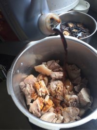美味的香菇猪蹄做法图解5)