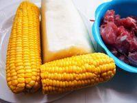 美味的玉米冬瓜排骨汤做法图解1)
