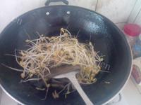 美味的豆芽炒河粉做法图解4)