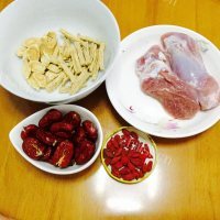 妈妈炖猪展汤做法图解1)