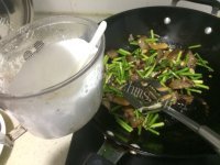 五味俱全的蒜薹炒腊肉做法图解6)