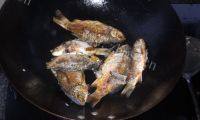 色味俱佳的木瓜鲫鱼汤做法图解2)