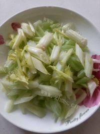 家常菜清炒西芹做法图解3)