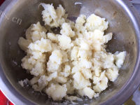 美味的野蒜土豆馅煎糕做法图解4)