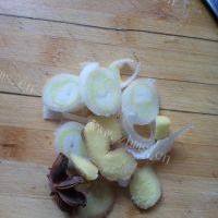土豆香菇炖鸡翅的做法图解二