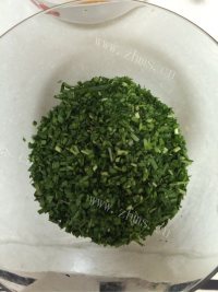 美味的韭菜盒子做法图解4)