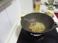 家常菜芹菜小炒肉做法图解7)