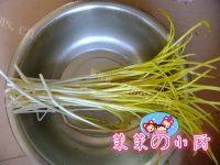 家常菜蒜黄炒肉做法图解1)