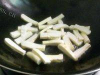 口感极佳的芹菜炒豆腐干做法图解3)