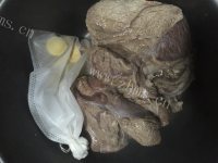 卤牛腱子做法图解5)