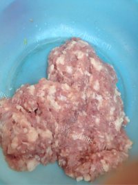 美味的猪肉芹菜饺子做法图解2)