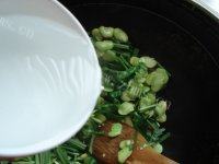 好吃的韭菜炒蚕豆做法图解10)