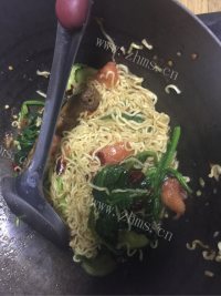 简单的炒方便面做法图解4)
