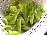 家常菜肉片炒苦瓜做法图解3)