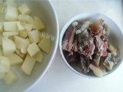 美味的腊鸭腿焖土豆做法图解1)